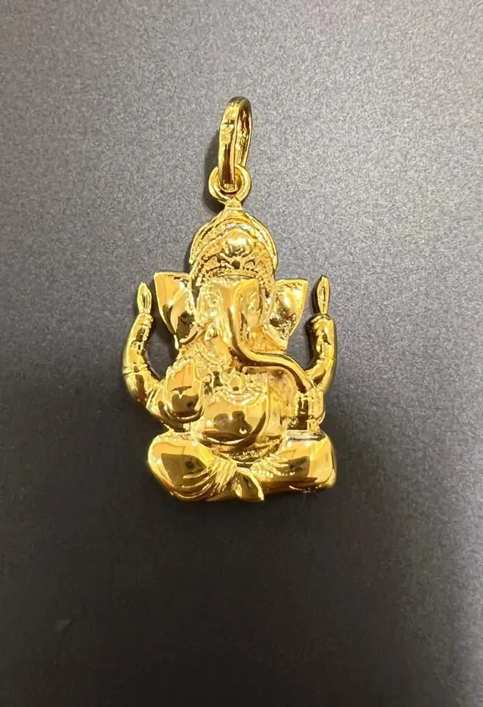 Pendentif Ganesh en relief plaqué or